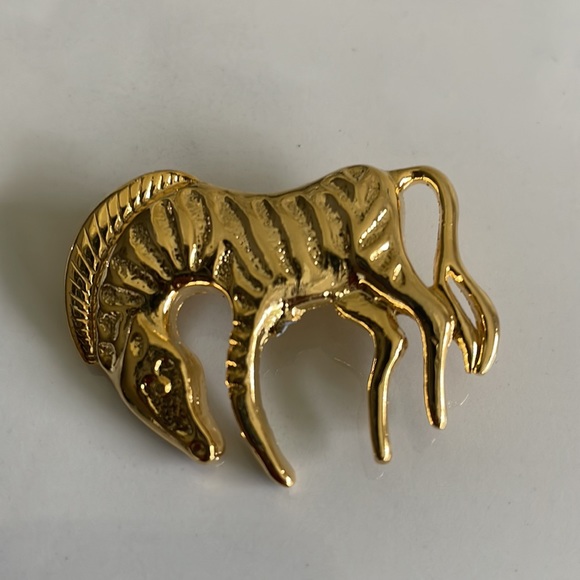 Fashion Zebra Brooch - Picture 3 of 5